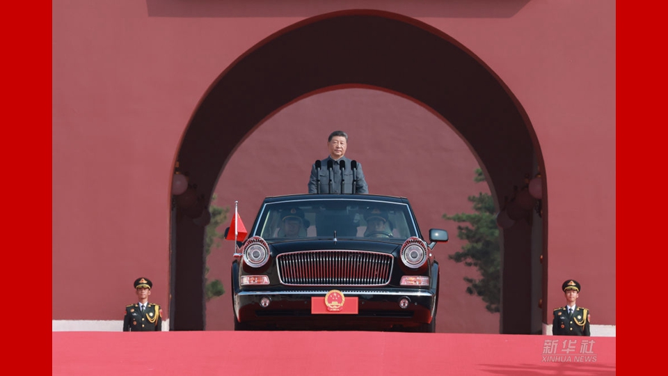 習(xí)近平乘檢閱車經(jīng)過金水橋駛上長(zhǎng)安街
