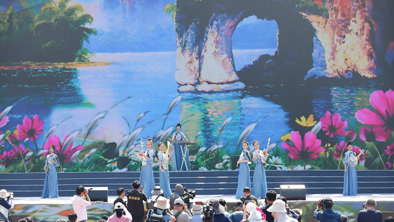 花語湖畔、香動凌源 女子水晶樂坊亮相第五屆中國凌源百合節(jié)