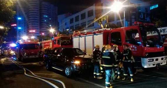 ?？诩瘟甏髲B電纜井起火 玻璃掉落致1人重傷