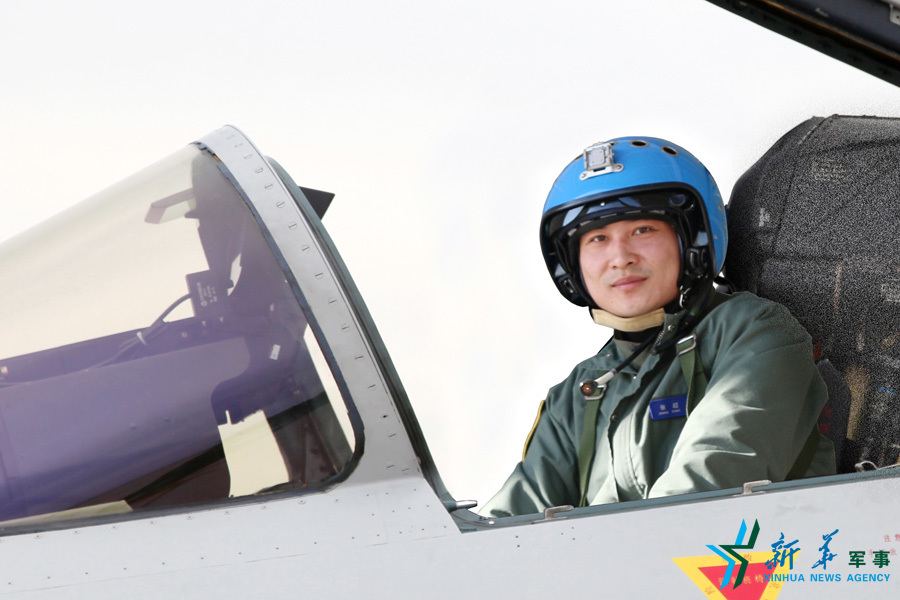 ↑戰(zhàn)機上準備起飛的張超。 ↑戰(zhàn)機上準備起飛的張超。