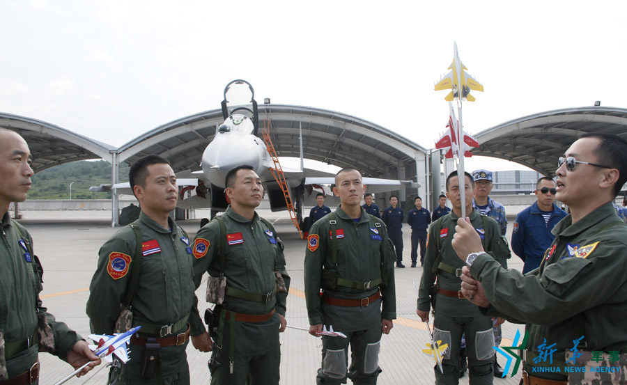 ↑海軍某艦載航空兵部隊(duì)部隊(duì)長戴明盟帶領(lǐng)飛行員進(jìn)行地面模擬訓(xùn)練。