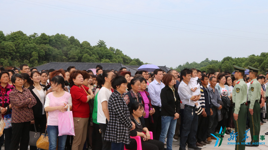 ↑張超烈士骨灰安葬儀式現(xiàn)場(chǎng)，岳陽(yáng)的父老鄉(xiāng)親紛紛來(lái)給張超送別。