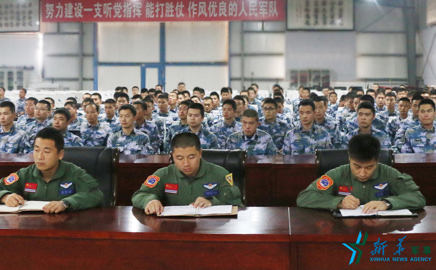 資料圖片：張超（右一）參加部隊思想政治教育。