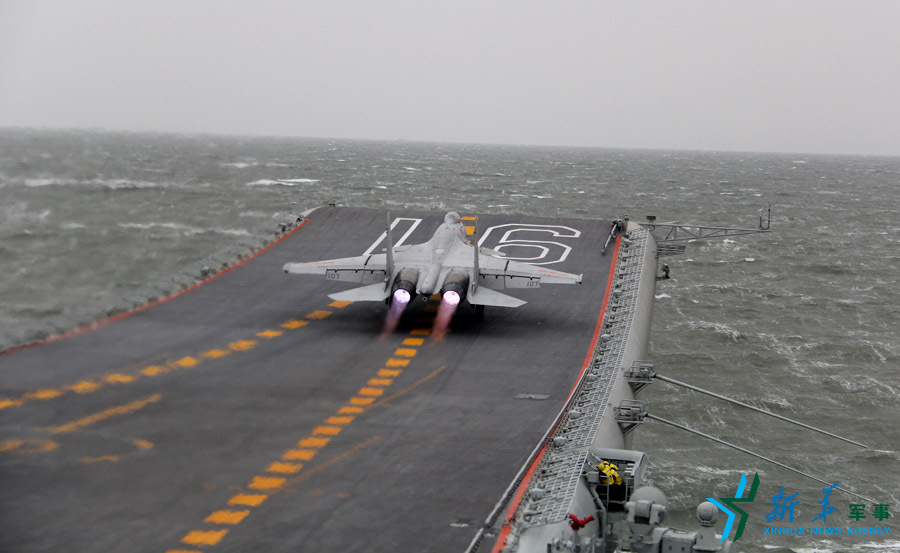 ↑資料圖片：艦載戰(zhàn)斗機起飛瞬間。