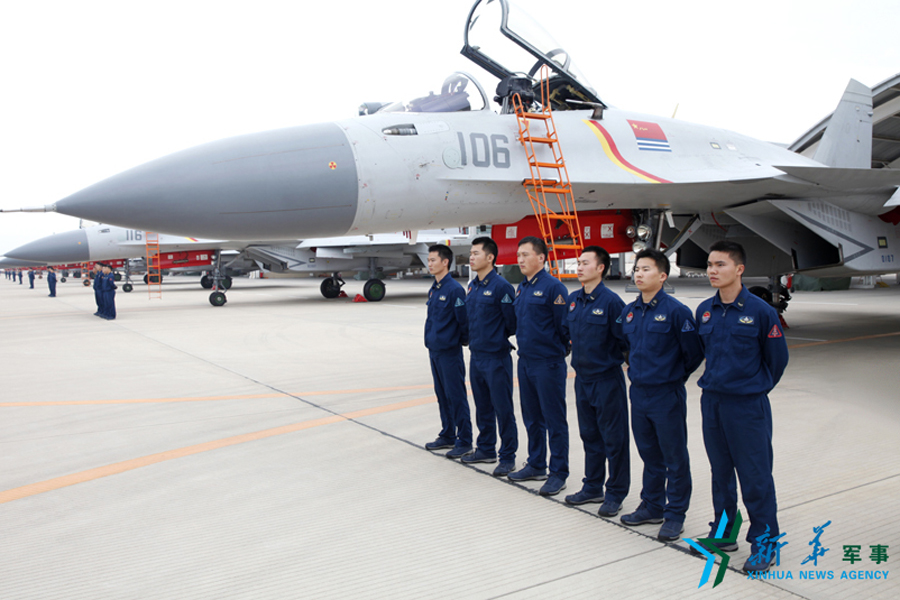 ↑機(jī)務(wù)官兵為戰(zhàn)鷹保駕護(hù)航。