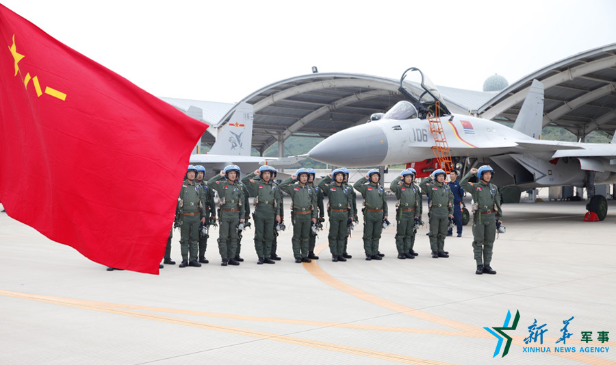 ↑軍旗招展，航空驕子對(duì)藍(lán)天宣誓。