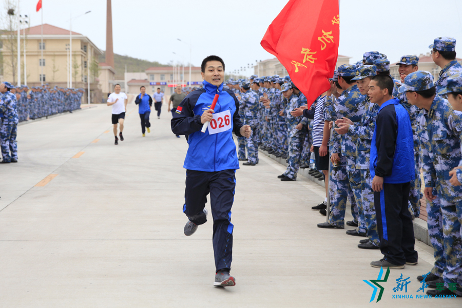 ↑資料圖片：深藍薪火杯長跑接力賽，張超跑最后一棒到達終點。