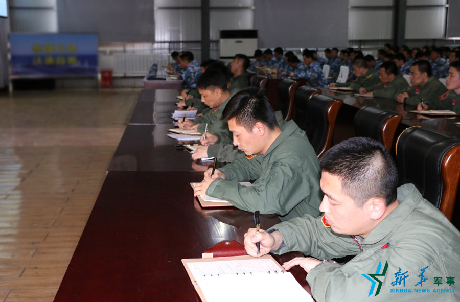 ↑資料圖片：張超參加戰(zhàn)斗機(jī)團(tuán)《改革強(qiáng)軍主題教育》授課現(xiàn)場。