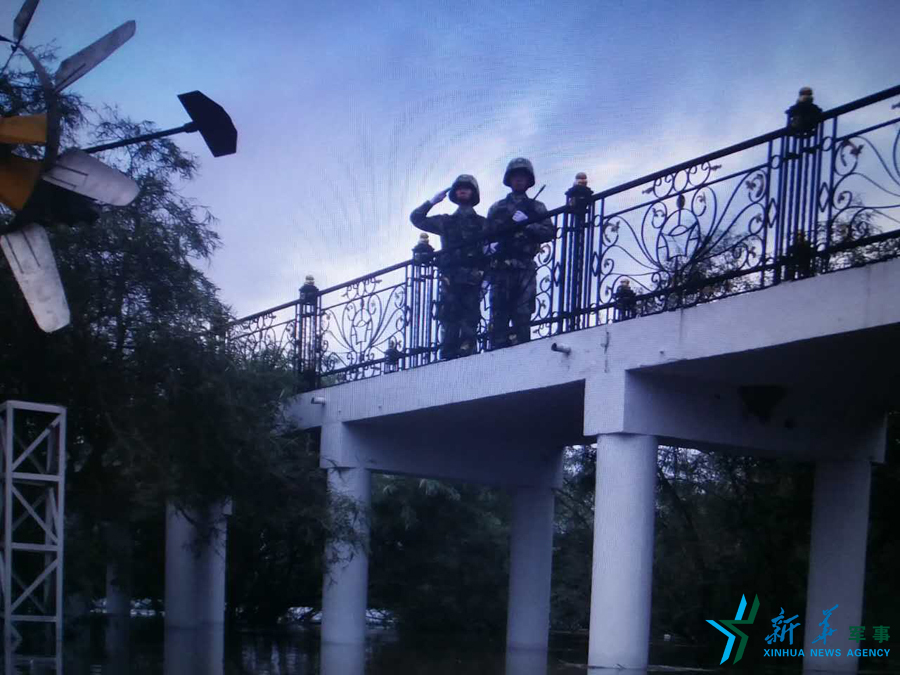 ↑中秋佳節(jié),珍寶島的官兵在洪水中的堅(jiān)守。 ↑中秋佳節(jié),珍寶島的官兵在洪水中的堅(jiān)守。