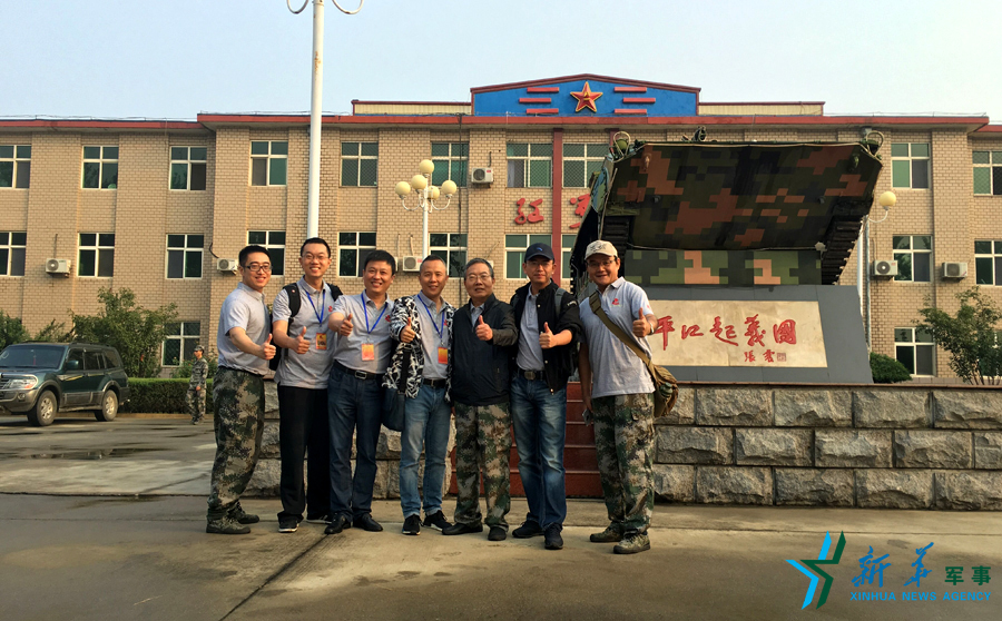 ↑“我們的長征在路上”網(wǎng)絡(luò)名人在“平江起義團”,為這支成為中國陸軍第一支信息化部隊點贊。 ↑“我們的長征在路上”網(wǎng)絡(luò)名人在“平江起義團”,為這支成為中國陸軍第一支信息化部隊點贊。