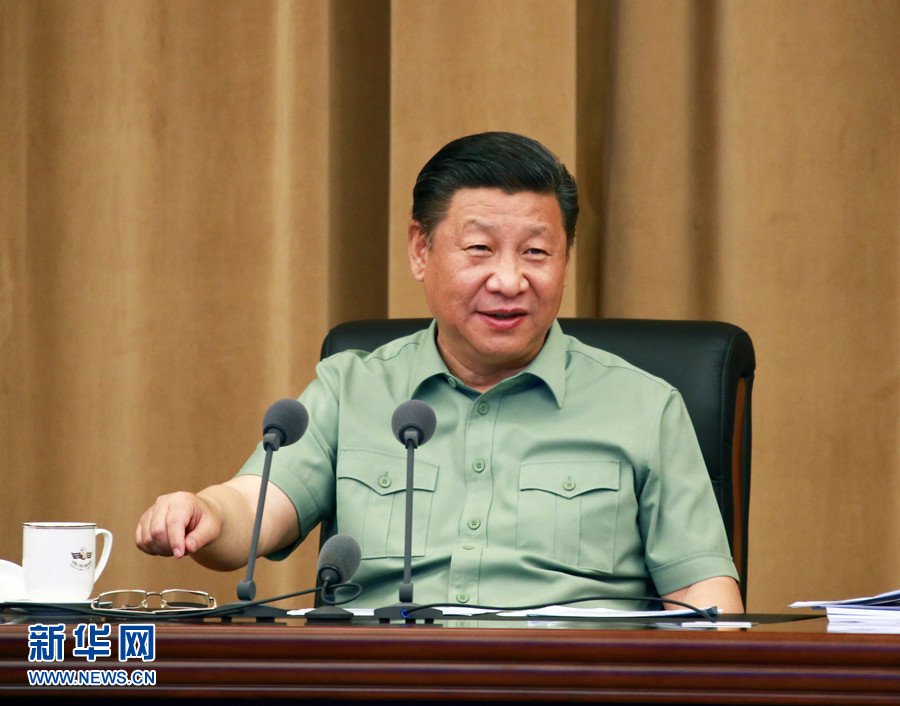 5月24日，中共中央總書記、國家主席、中央軍委主席習近平視察海軍機關(guān)，親切接見海軍第十二次黨代會全體代表和海軍機關(guān)正師職以上領(lǐng)導干部。這是習近平聽取海軍工作匯報后發(fā)表重要講話。 新華社記者 查春明 攝 