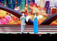 京劇演員于魁智、李勝素獻(xiàn)唱京劇《我是中國人》