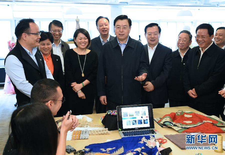 5月8日至11日，中共中央政治局常委、全國人大常委會委員長張德江在浙江調(diào)研。這是5月9日，張德江來到位于嘉興市的雅瑩服裝有限公司，了解公司的服裝設(shè)計、生產(chǎn)和銷售情況。新華社記者 馬占成 攝 