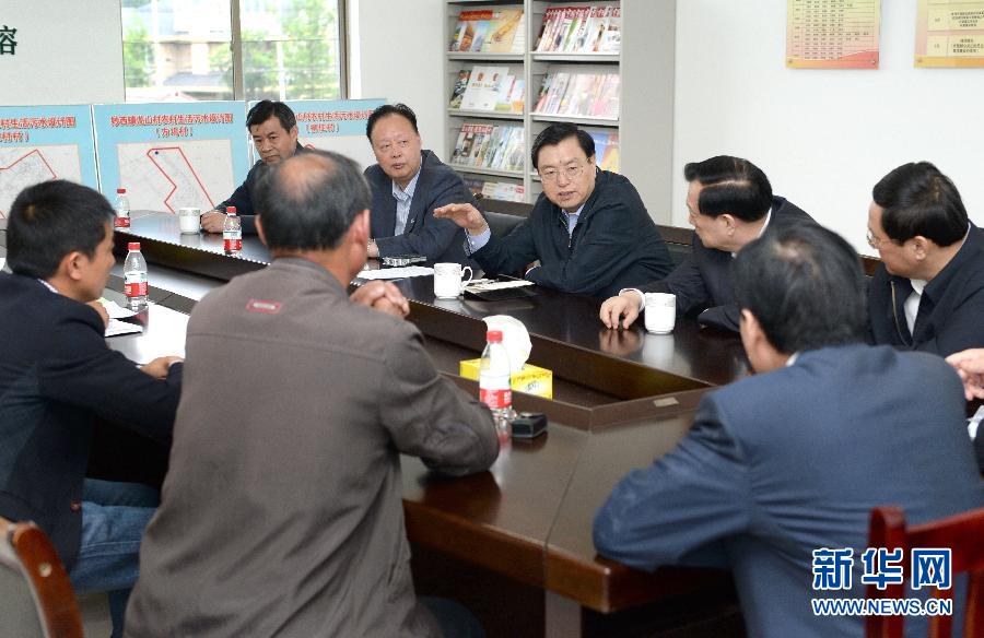 這是5月9日，張德江到湖州市妙西鎮(zhèn)調(diào)研，與基層人大代表座談。新華社記者 馬占成 攝 