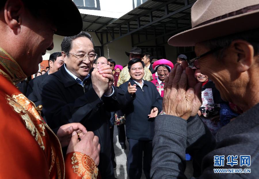 這是5月16日，俞正聲在香格里拉縣建塘鎮(zhèn)金龍社區(qū)與居民們親切交談。 新華社記者 劉衛(wèi)兵 攝
