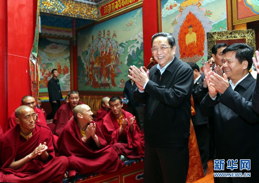 這是5月16日，俞正聲在云南佛學(xué)院迪慶藏傳佛教分院看望宗教界人士。 新華社記者 劉衛(wèi)兵 攝