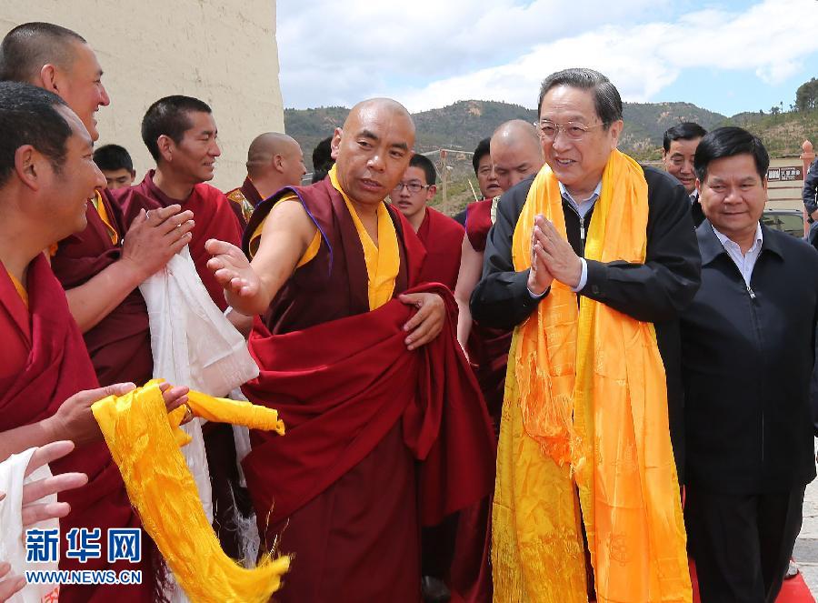 這是5月16日，俞正聲在松贊林寺看望宗教界人士。 新華社記者 劉衛(wèi)兵 攝