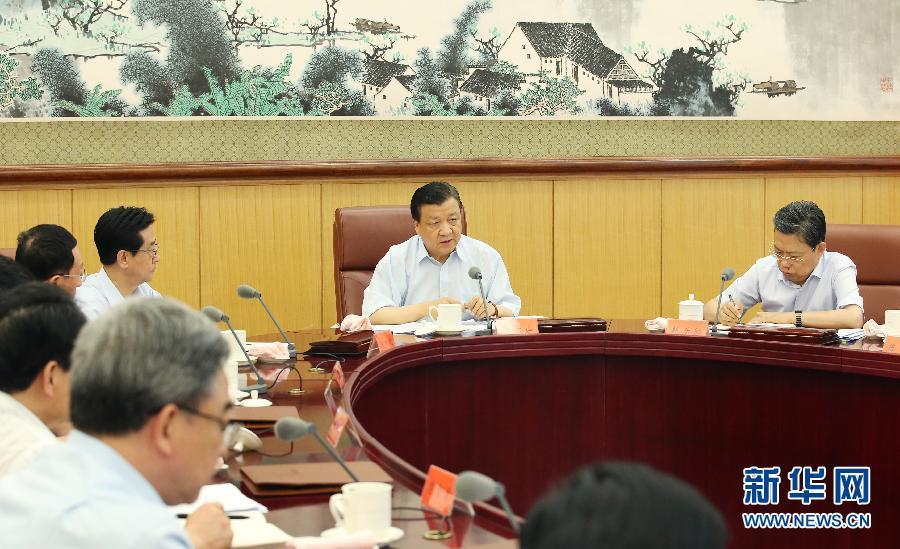 6月24日，中共中央政治局常委、中央黨的群眾路線教育實(shí)踐活動(dòng)領(lǐng)導(dǎo)小組組長(zhǎng)劉云山在北京主持召開中央黨的群眾路線教育實(shí)踐活動(dòng)領(lǐng)導(dǎo)小組會(huì)議。新華社記者 姚大偉 攝 