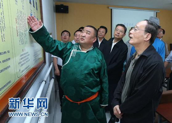這是7月3日，王岐山在巴彥德力格爾嘎查“兩委”活動(dòng)室了解基層黨建情況。新華社記者 龐興雷 攝