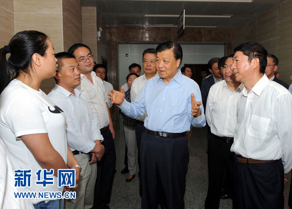 這是7月18日，劉云山在青海省政府行政服務(wù)和公共資源交易中心調(diào)研。新華社記者 饒愛(ài)民 攝
