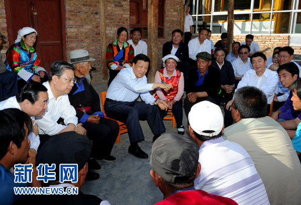 這是7月17日，劉云山在海東市互助土族自治縣東山鄉(xiāng)白牙合村同基層干部群眾座談。新華社記者 饒愛(ài)民 攝 