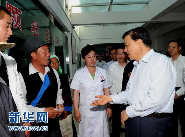 這是7月17日，劉云山在海東市互助土族自治縣中醫(yī)院調(diào)研。新華社記者 饒愛(ài)民 攝