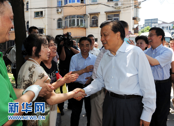 這是7月22日，劉云山在上海市普陀區(qū)桃浦鎮(zhèn)蓮花公寓居委會調(diào)研時同社區(qū)居民親切握手。新華社記者 饒愛民 攝