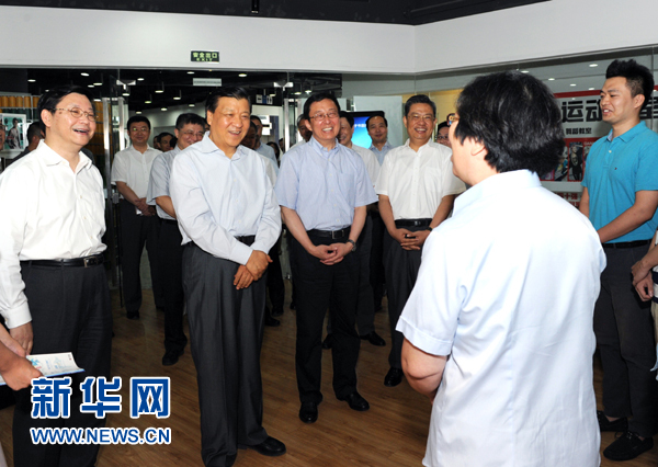 這是7月22日，劉云山在上海市靜安區(qū)就樓宇黨建工作進行調(diào)研。新華社記者 饒愛民 攝 