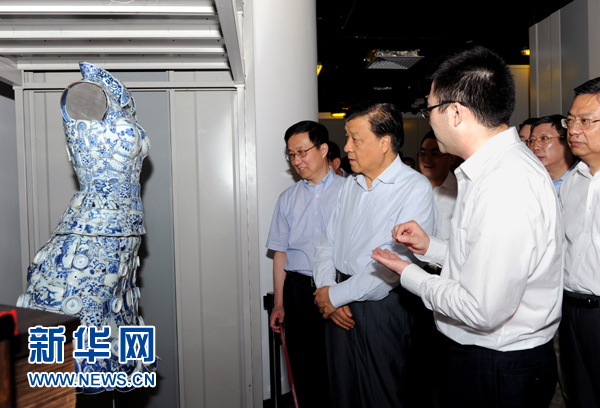 這是7月22日，劉云山在上海國家對外文化貿(mào)易基地調(diào)研。新華社記者 饒愛民 攝 