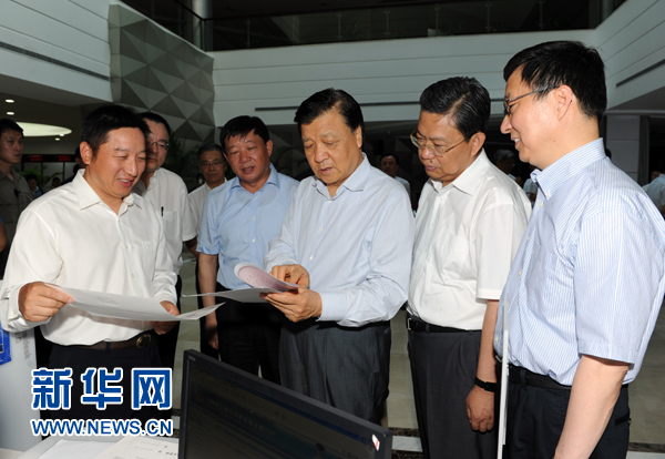  7月22日至23日，中共中央政治局常委、中央書記處書記劉云山在上海調(diào)研。這是7月22日，劉云山在中國（上海）自貿(mào)試驗區(qū)外高橋綜合服務(wù)大廳調(diào)研。新華社記者 饒愛民 攝 