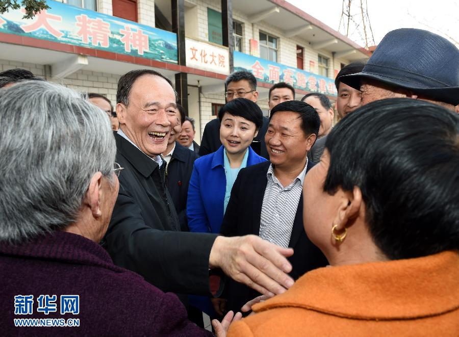 3月27日至28日，中共中央政治局常委、中央紀委書記王岐山到河南省調(diào)研，并主持召開座談會。這是3月27日王岐山在河南林州姚村鎮(zhèn)馮家口村同村民親切交談。 新華社記者 饒愛民 攝