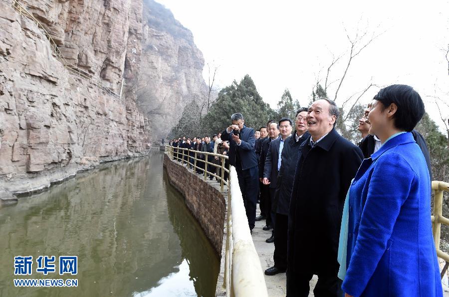 3月27日至28日，中共中央政治局常委、中央紀委書記王岐山到河南省調(diào)研，并主持召開座談會。這是3月27日王岐山專程來到林州紅旗渠紀念館，參觀青年洞。 新華社記者 饒愛民 攝