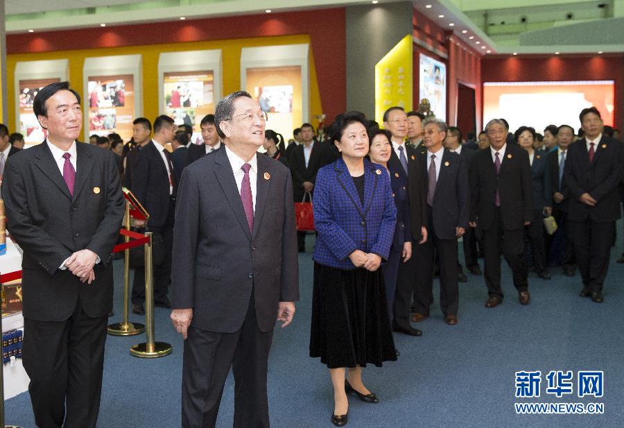 9月7日，中共中央政治局常委、全國(guó)政協(xié)主席、中央代表團(tuán)團(tuán)長(zhǎng)俞正聲率代表團(tuán)全體成員來(lái)到拉薩西藏會(huì)展中心，出席《圓夢(mèng)中國(guó)西藏華章——西藏自治區(qū)成立50年成就展》開(kāi)幕式并參觀展覽。 新華社記者 黃敬文 攝 