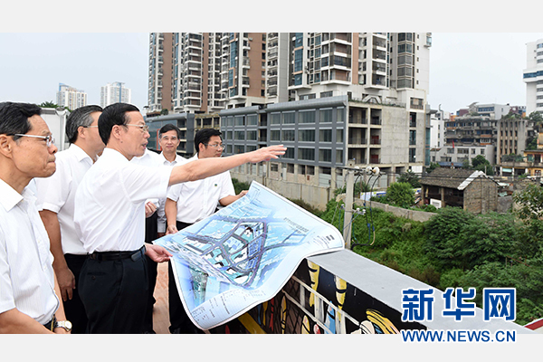 9月16日至18日，中共中央政治局常委、國務(wù)院副總理張高麗在廣西調(diào)研。這是9月16日，張高麗實(shí)地考察南寧水街棚戶區(qū)改造項(xiàng)目現(xiàn)場。 新華社記者張鐸攝 