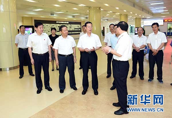9月16日至18日，中共中央政治局常委、國務(wù)院副總理張高麗在廣西調(diào)研。這是9月17日，張高麗在南寧市公共資源交易中心對外服務(wù)大廳了解自治區(qū)簡政放權(quán)有關(guān)工作。 新華社記者張鐸攝