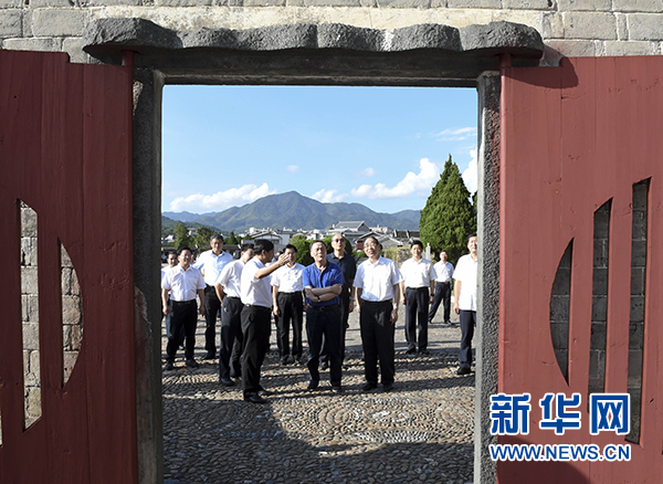 9月24日至26日，中共中央政治局常委、中央紀(jì)委書記王岐山在福建調(diào)研。這是9月24日，王岐山在上杭縣古田鎮(zhèn)參觀古田會(huì)議會(huì)址。新華社記者張鐸攝