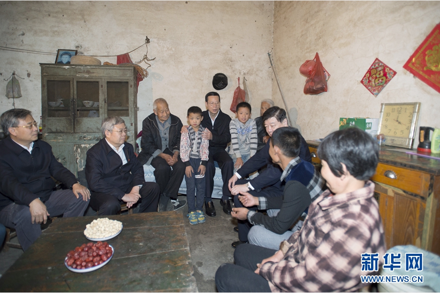 10月22日至23日，中共中央政治局常委、國(guó)務(wù)院副總理張高麗在山東調(diào)研扶貧工作情況。這是10月22日，張高麗在菏澤市巨野縣田莊鎮(zhèn)后屯村入戶看望生活困難村民。 新華社記者 王曄 攝