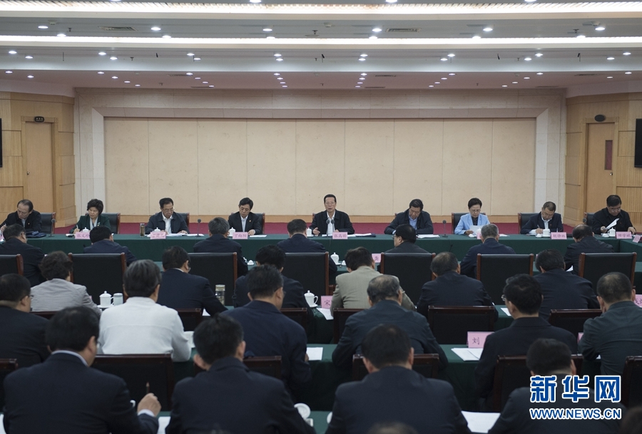 10月22日至23日，中共中央政治局常委、國(guó)務(wù)院副總理張高麗在山東調(diào)研扶貧工作情況。這是10月23日，張高麗在菏澤市主持召開(kāi)扶貧工作座談會(huì)。 新華社記者 王曄 攝