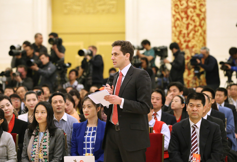3月15日，國務(wù)院總理李克強在北京人民大會堂與中外記者見面，并回答記者提問。這是一位記者在提問。 新華社記者 劉衛(wèi)兵攝