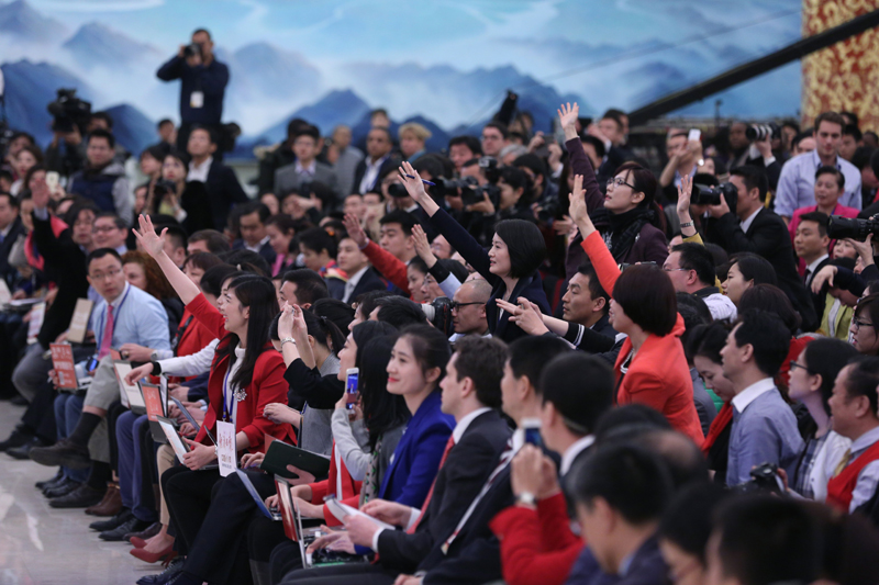 3月15日，國務(wù)院總理李克強在北京人民大會堂與中外記者見面，并回答記者提問。這是記者舉手爭取提問機會。 新華社記者 才揚 攝