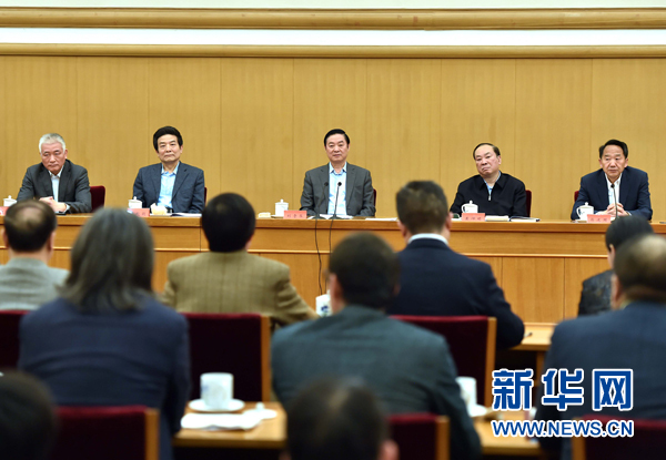 4月8日，中共中央政治局委員、中央書記處書記、中宣部部長(zhǎng)劉奇葆在北京同講好中國(guó)故事專家學(xué)者、文化交流使者研討班學(xué)員座談。 新華社記者李濤 攝