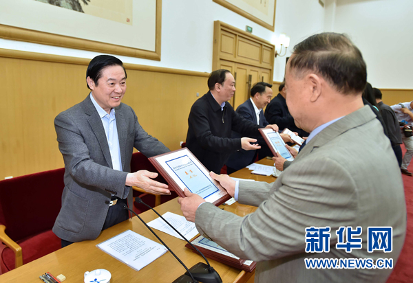 4月8日，中共中央政治局委員、中央書記處書記、中宣部部長(zhǎng)劉奇葆在北京同講好中國(guó)故事專家學(xué)者、文化交流使者研討班學(xué)員座談。這是劉奇葆在座談會(huì)上向獲得講好中國(guó)故事文化交流使者稱號(hào)的代表頒發(fā)證書。新華社記者 李濤 攝