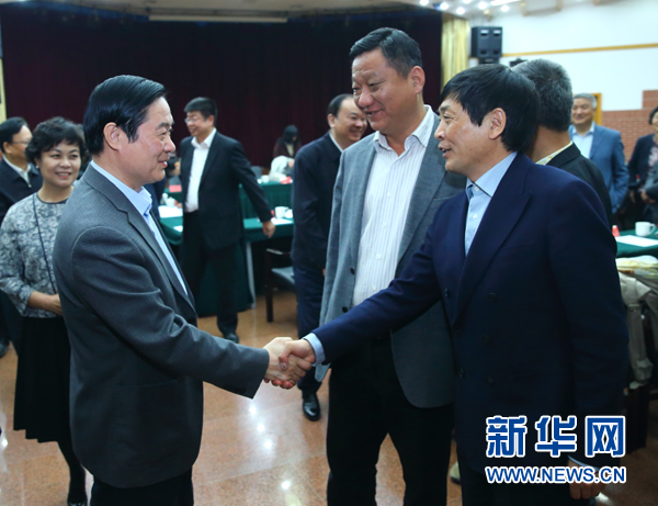 4月12日，中共中央政治局委員、中央書記處書記、中宣部部長(zhǎng)劉奇葆在北京出席“走向世界的中國(guó)兒童文學(xué)”座談會(huì)并講話。這是座談會(huì)后，劉奇葆與國(guó)際安徒生獎(jiǎng)獲得者、兒童文學(xué)作家曹文軒握手。新華社記者丁海濤攝
