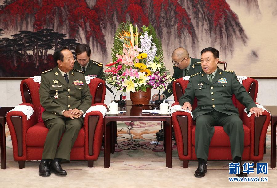 10月13日，中央軍委副主席范長(zhǎng)龍?jiān)诒本?huì)見(jiàn)柬埔寨王國(guó)副首相兼國(guó)防大臣迪班。 新華社記者 馬占成 攝 