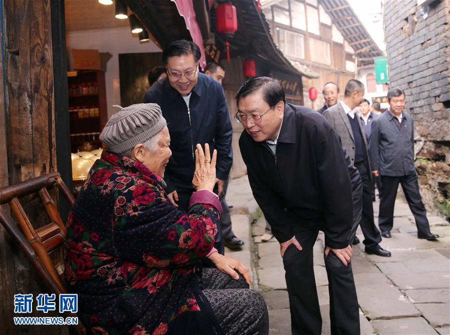 這是11月21日，張德江在宜賓李莊鎮(zhèn)同濟(jì)社區(qū)與居民親切交談。 新華社記者 劉衛(wèi)兵 攝 