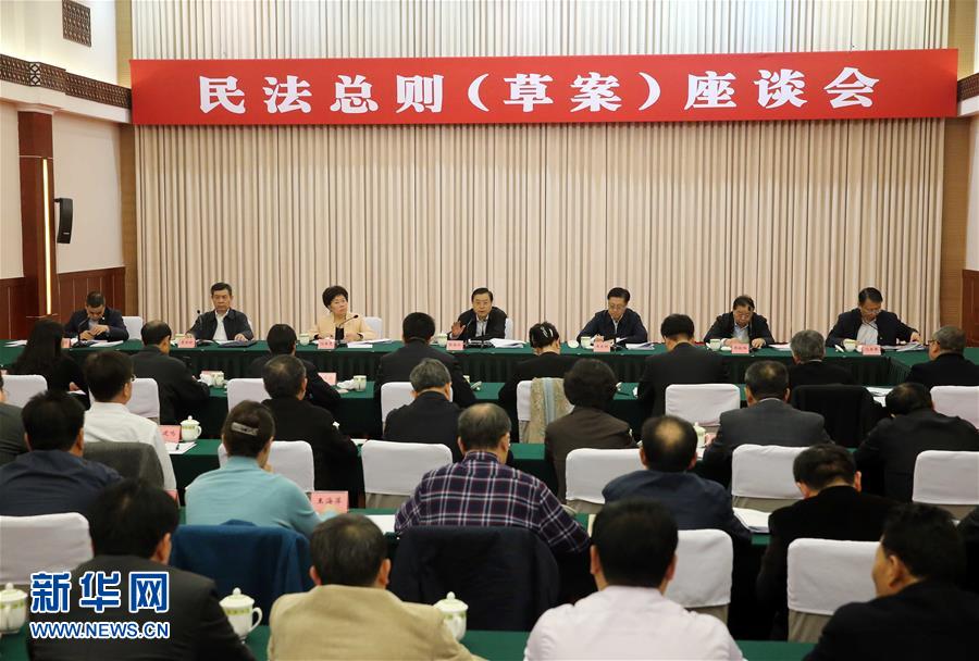 這是11月23日，張德江在成都主持召開(kāi)座談會(huì)，11個(gè)省（區(qū)、市）人大常委會(huì)負(fù)責(zé)同志、部分全國(guó)人大代表、法律工作者及專(zhuān)家學(xué)者參加會(huì)議。新華社記者 劉衛(wèi)兵 攝 