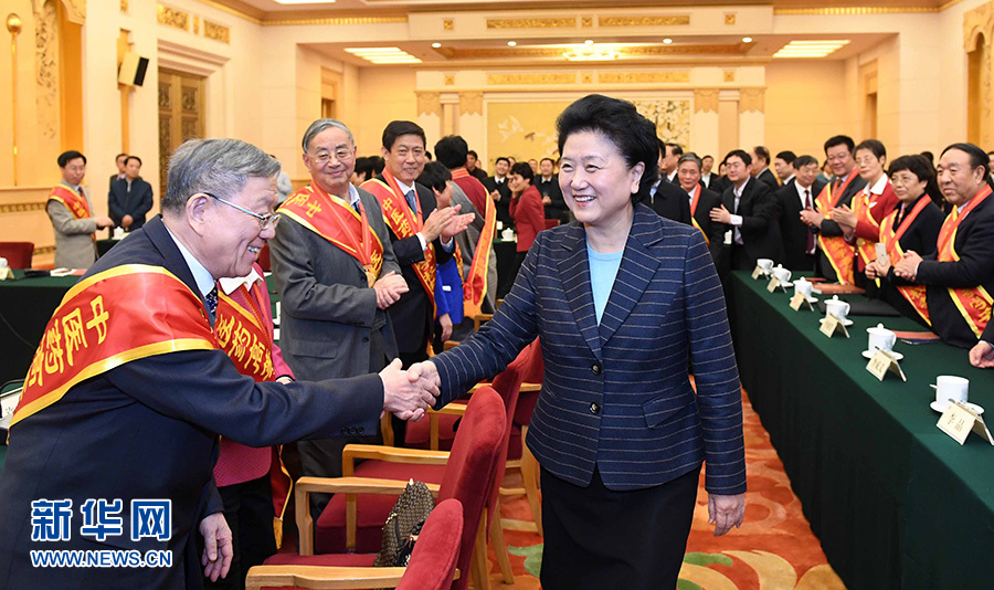 12月29日，中共中央政治局委員、國(guó)務(wù)院副總理劉延?xùn)|在北京與中醫(yī)藥高等學(xué)校教學(xué)名師座談。這是座談會(huì)前，劉延?xùn)|與獲得表彰的教師握手。新華社記者 張鐸 攝