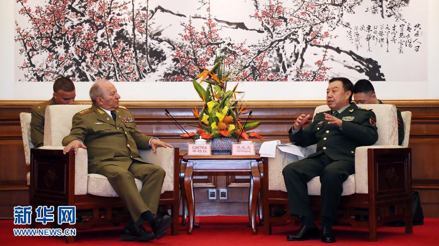 3月28日，中央軍委副主席范長龍在北京釣魚臺國賓館會見來華訪問的古巴革命武裝力量部部長萊奧波爾多·辛特拉。 新華社發(fā)（劉芳 攝） 