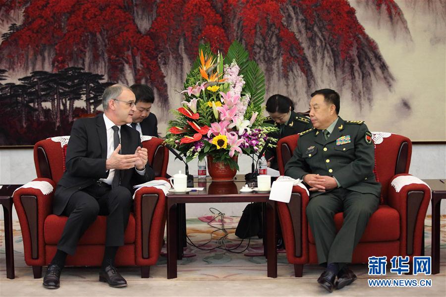 3月31日，中央軍委副主席范長(zhǎng)龍?jiān)诒本?huì)見(jiàn)來(lái)訪的瑞士國(guó)防、民防和體育部長(zhǎng)帕莫蘭。 新華社記者 劉芳 攝