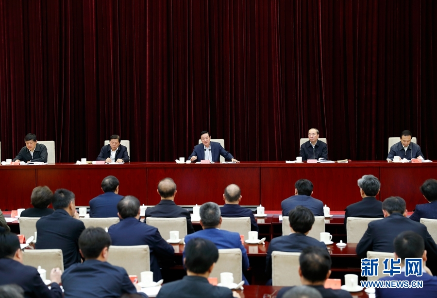 4月13日，中央宣傳部、中央政法委在北京召開貫徹落實《關于進一步把社會主義核心價值觀融入法治建設的指導意見》電視電話會議。中共中央政治局委員、中央書記處書記、中宣部部長劉奇葆出席會議并講話。新華社記者丁海濤攝